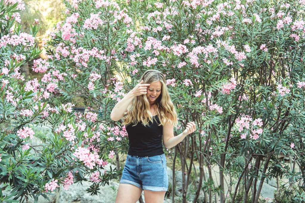 How to style wavy hair without overworking it (less is more)